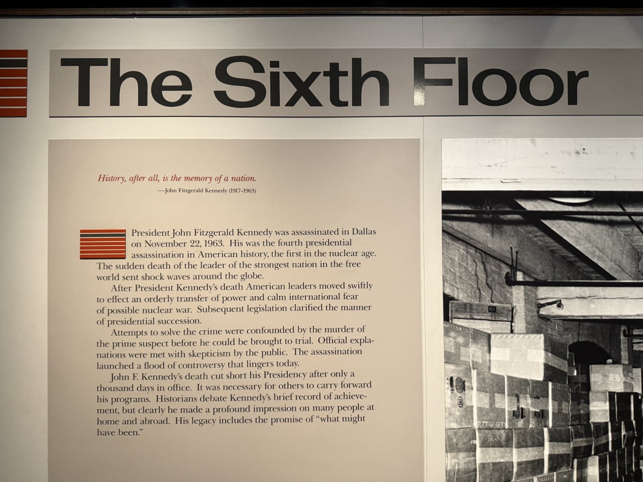 Informační panel The Sixth Floor o atentátu na Kennedyho v Dallasu