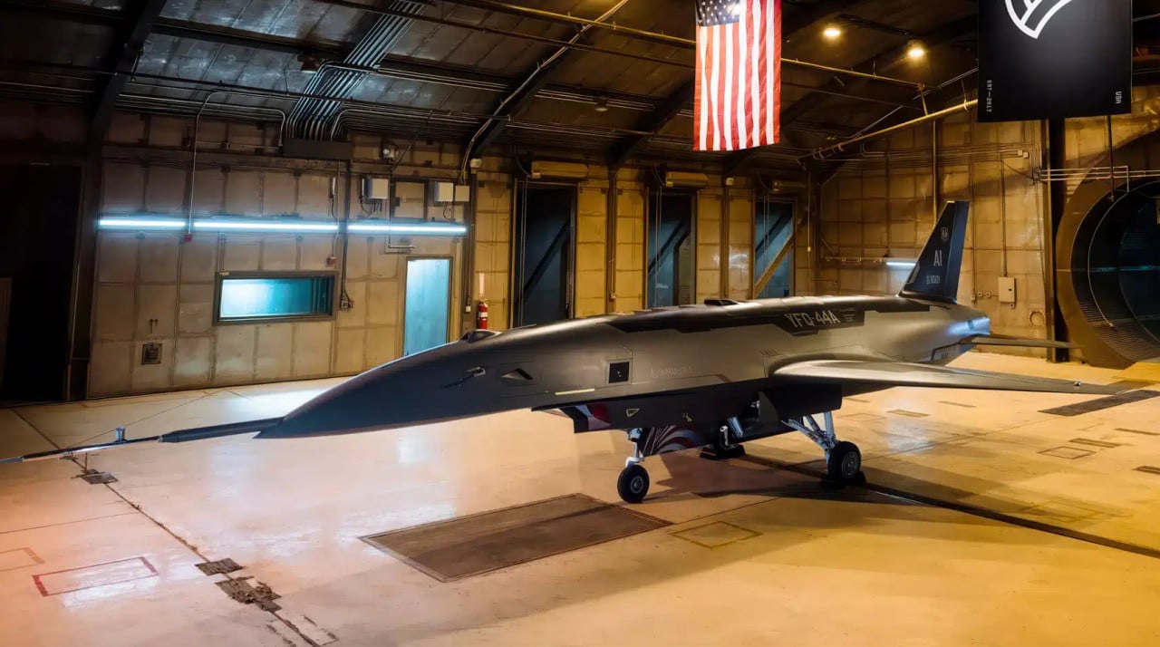 Anduril YFQ-44A: bojový dron, který si za letu přepíše AI mozek a pokračuje dál