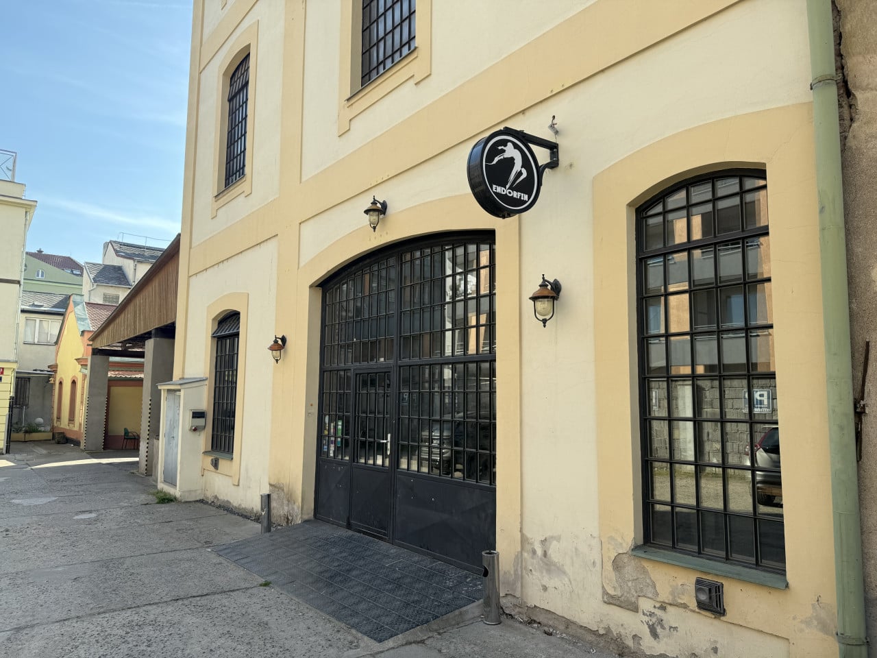 Budova s logem Endorfinu na fasádě v pražské ulici