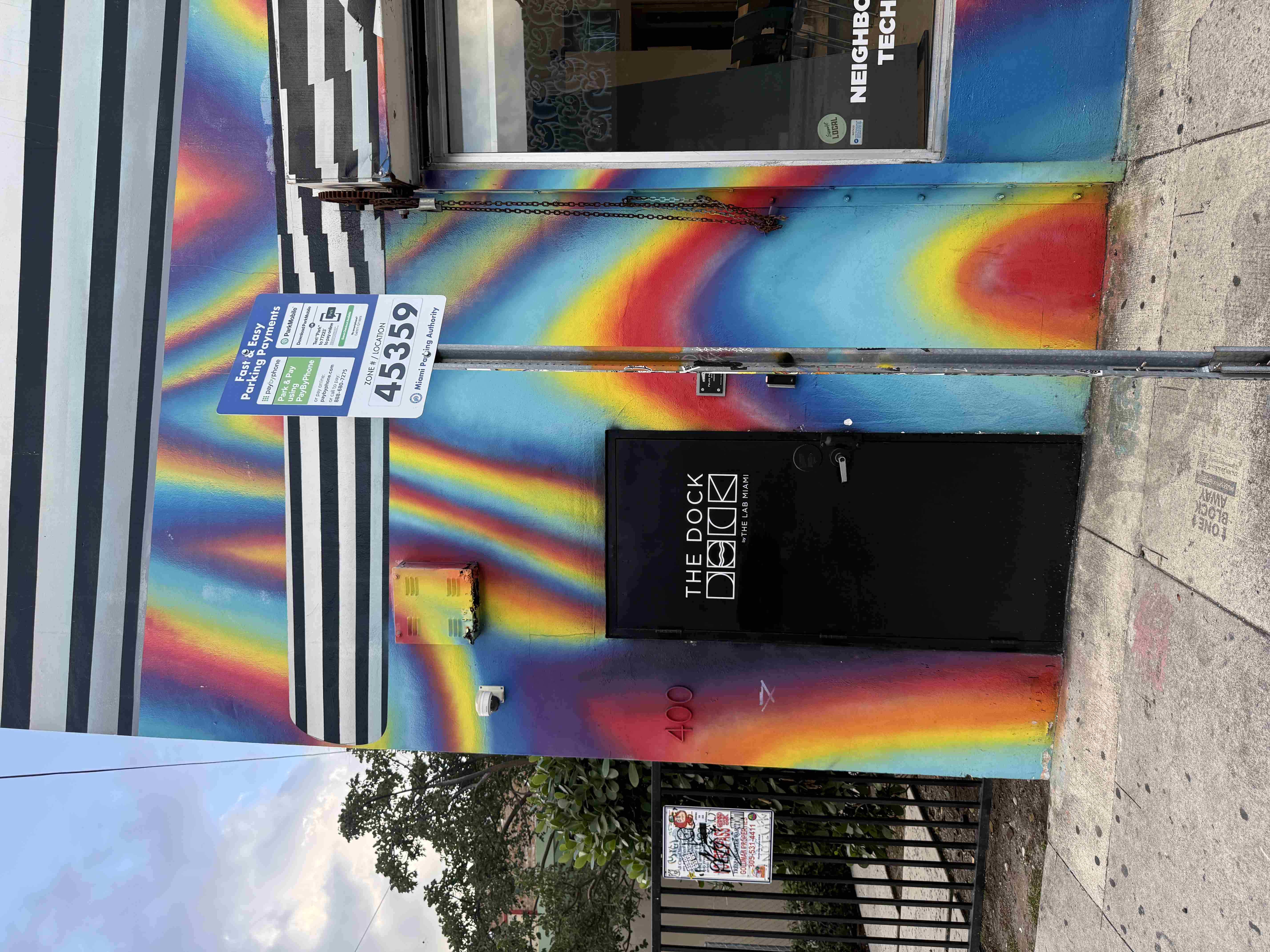 Barevná fasáda, dveře THE DOCK, parkovací cedule Fast & Easy 45359