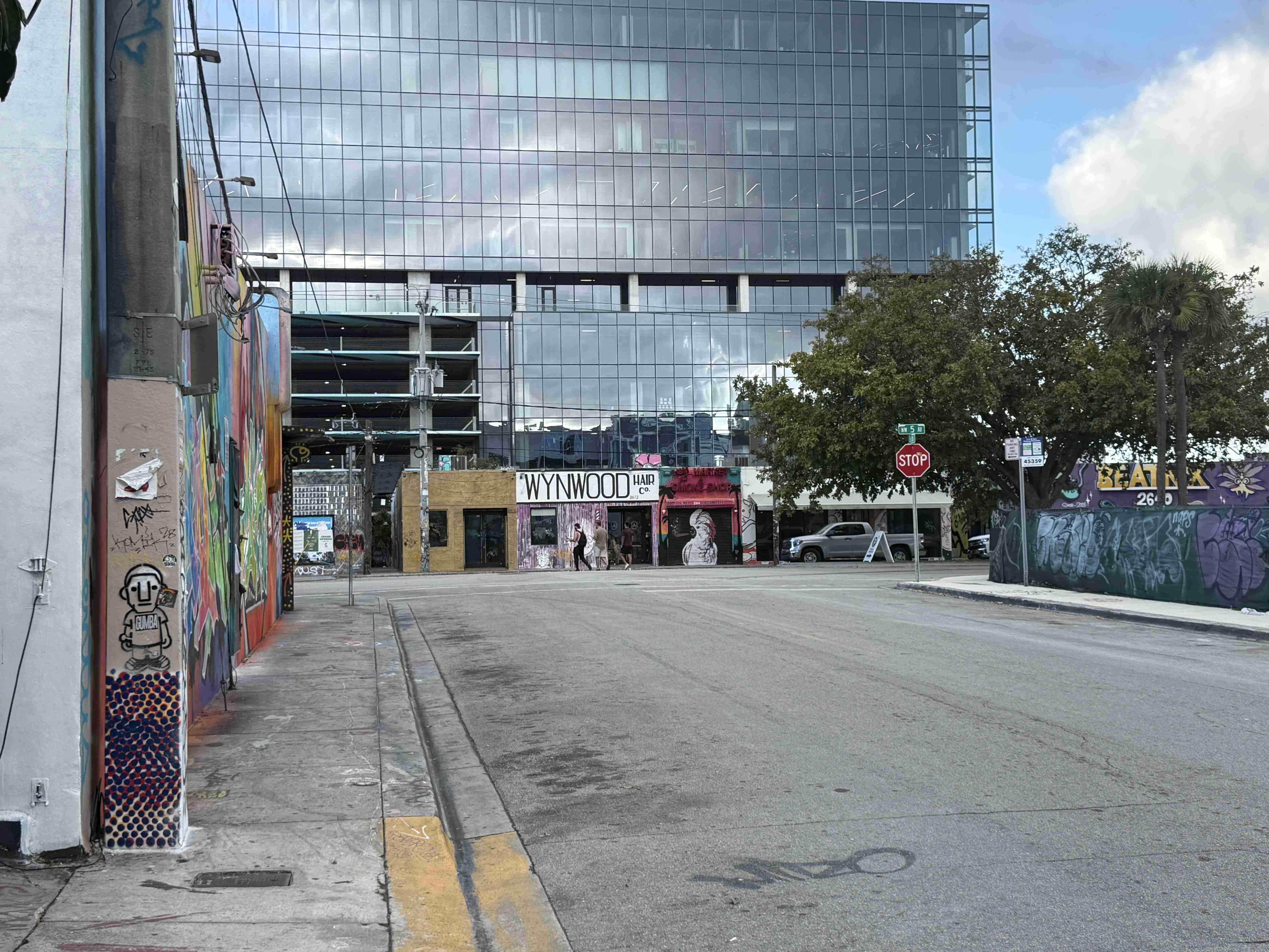 Křižovatka ve Wynwoodu, graffiti zdi, nápis WYNWOOD HAIR CO a STOP.
