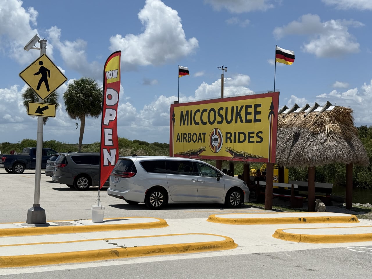 Miccosukee Airboat Rides, otevřený stánek a parkoviště v Everglades.