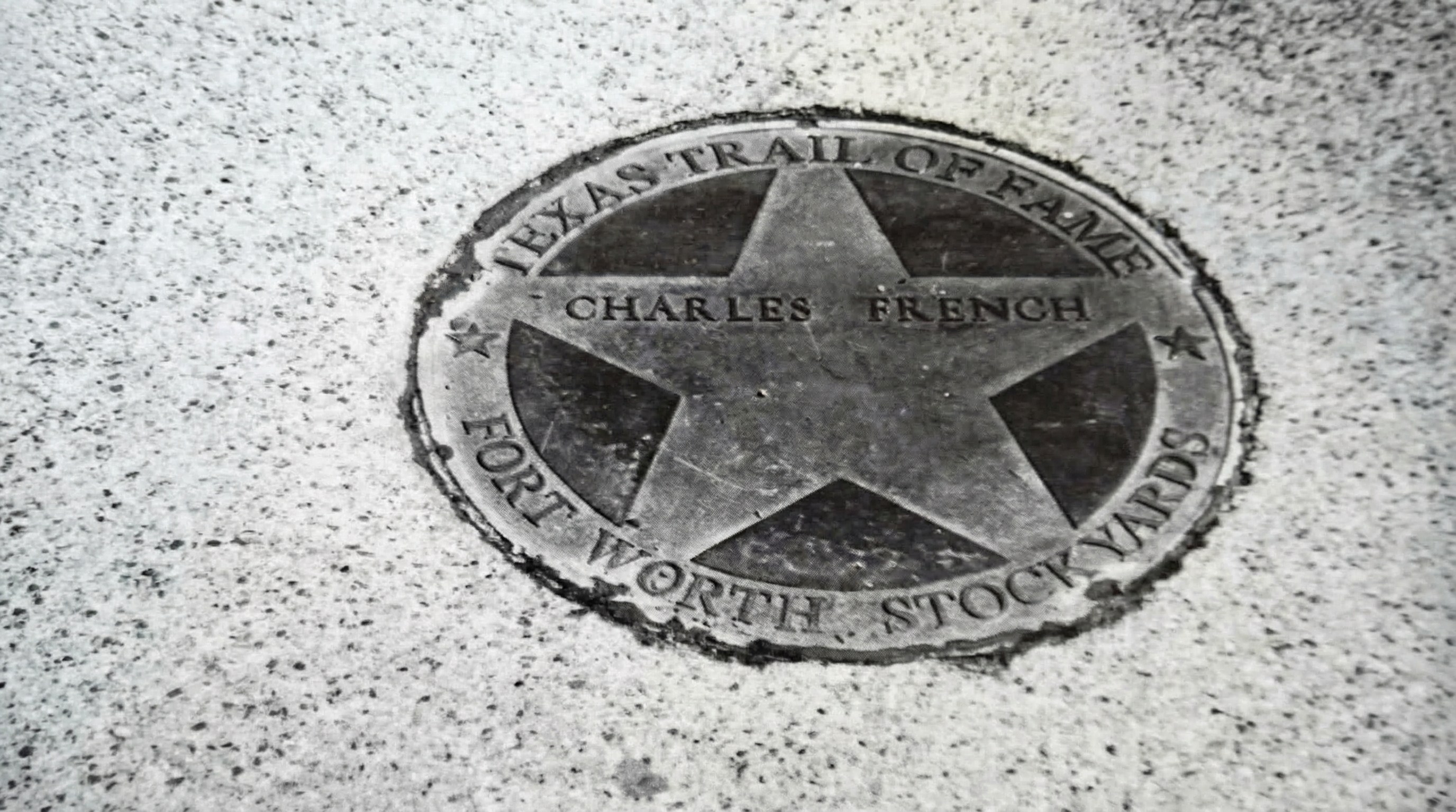 Hvězdný znak Texasu s jménem Charles French.