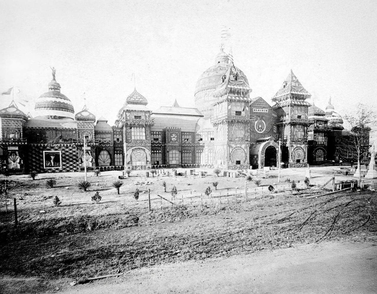 Texas Spring Palace byla impozantní výstavní budova postavená ve Fort Worthu v Texasu v roce 1889 (s pokračováním v roce 1890), která sloužila primárně k propagaci státu Texas, lákání nových osadníků a investorů a k oslavě zemědělského bohatství regionu.