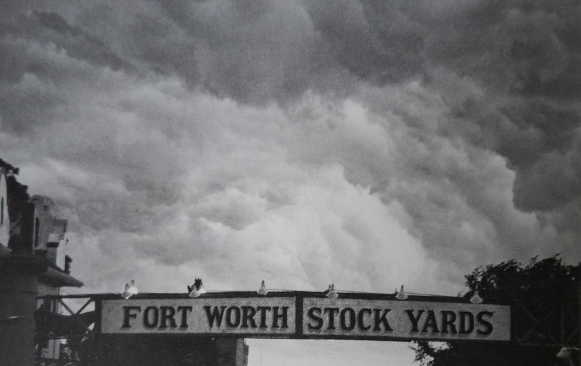 Stahující se mraky nad Fort Worth Stock Yard.