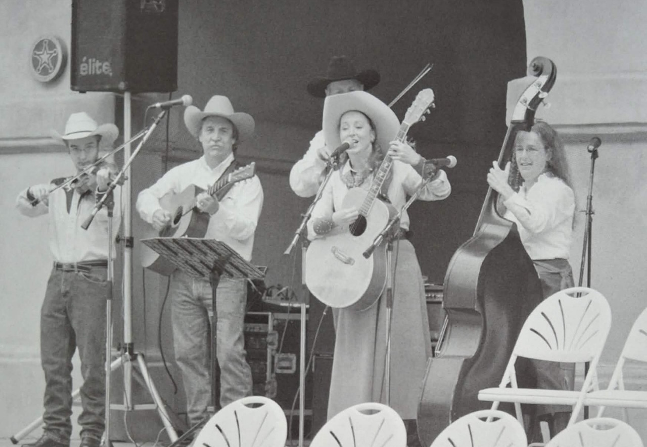 Zpěváci neziskové organizace Cowtown Opry.