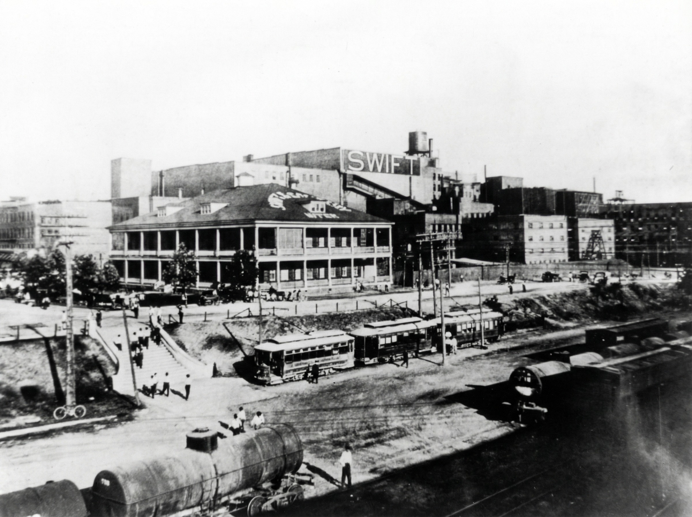 Historická železnice před budovou Swift.