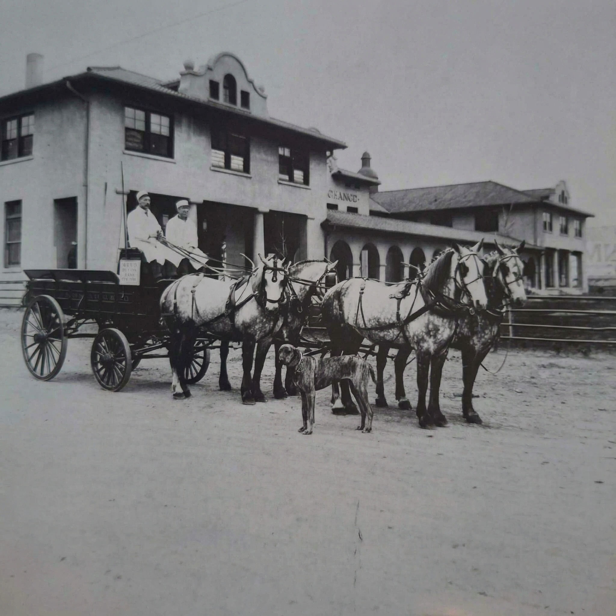 Historický vůz před budovou Live Stock Exchange.