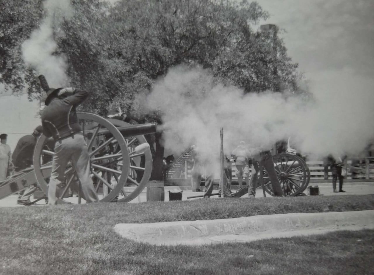 Střelba z děla při akci Texas Frontier Forts Muster.