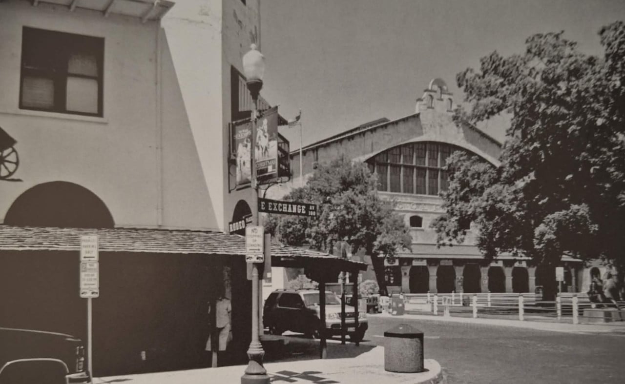 Roh ulic East Exchange Avenue a Rodeo Plaza.