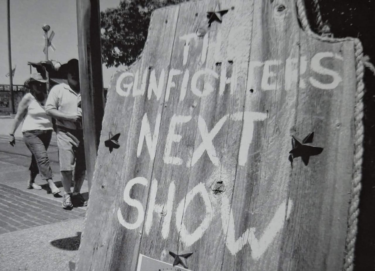 Cedule s textem The Gunchiers next show - Další vystoupení Gunchiers.