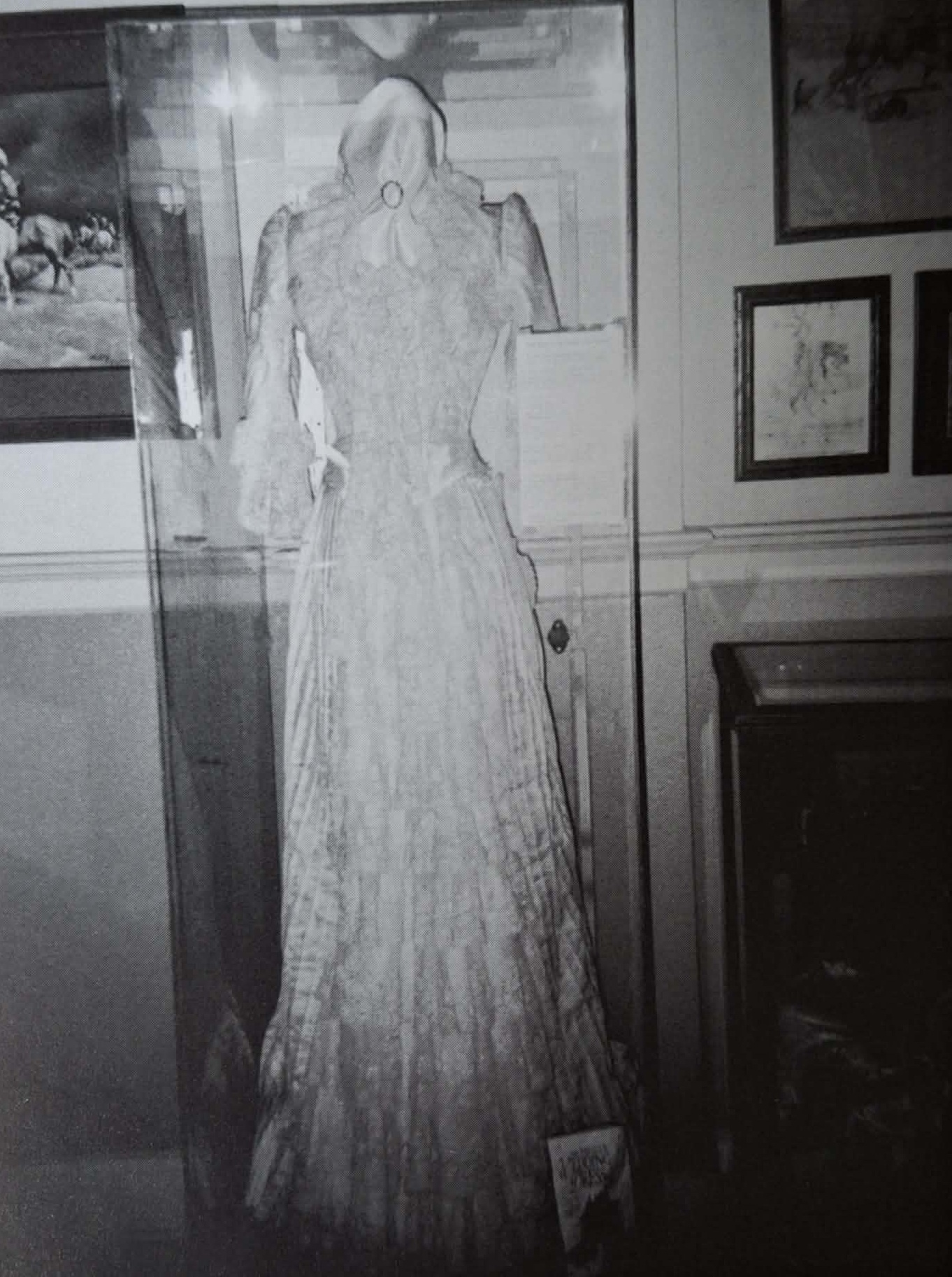 Svatební šaty smůly v muzeu Historické společnosti North Fort Worth.