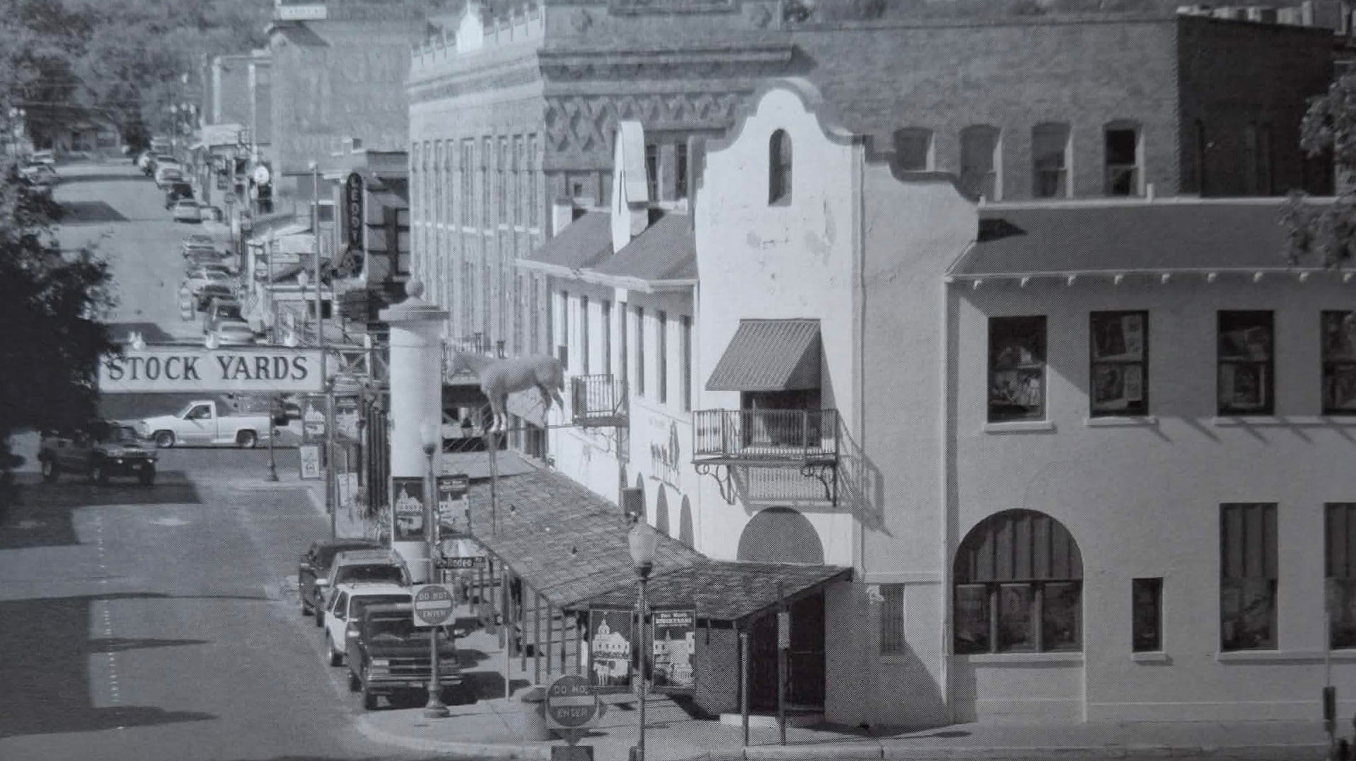 Pohled ze západu na East Exchange Avenue.