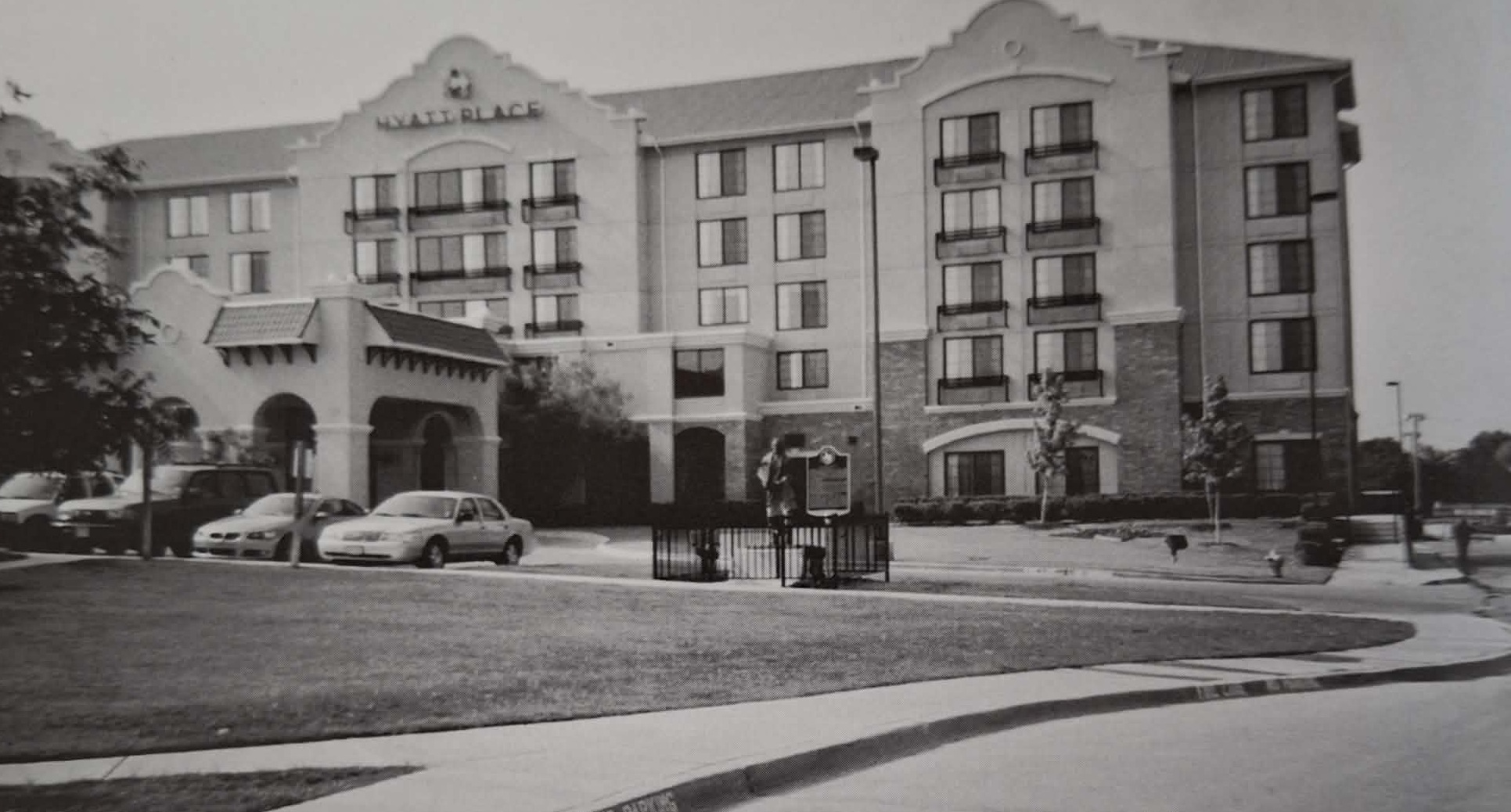 Hotel Hyatt a v popředí socha indiánského náčelníka Quanaha Parkera.