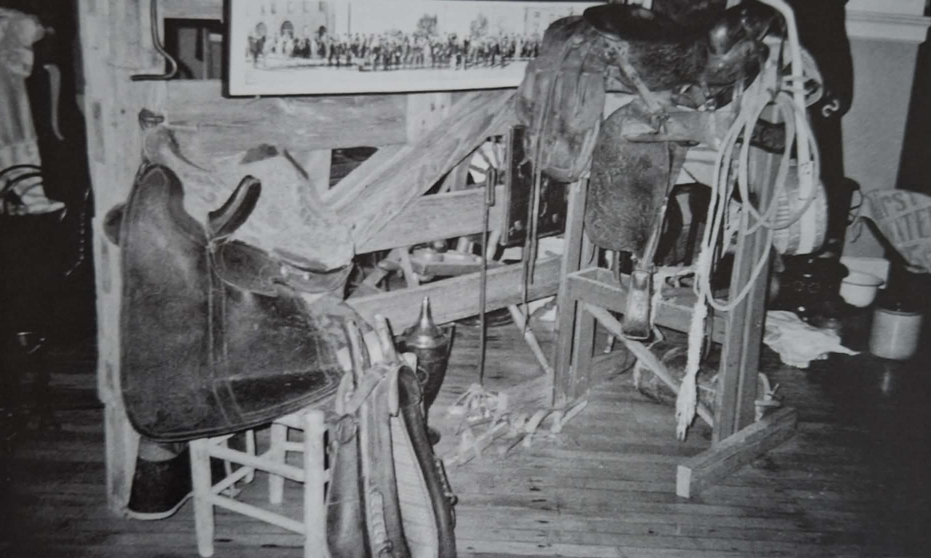 Fotka vybavení kovboje v muzeu Historické společnosti.