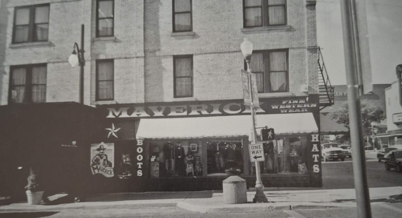 Obchod Maverick Western Wear, dříve Maverick Hotel.