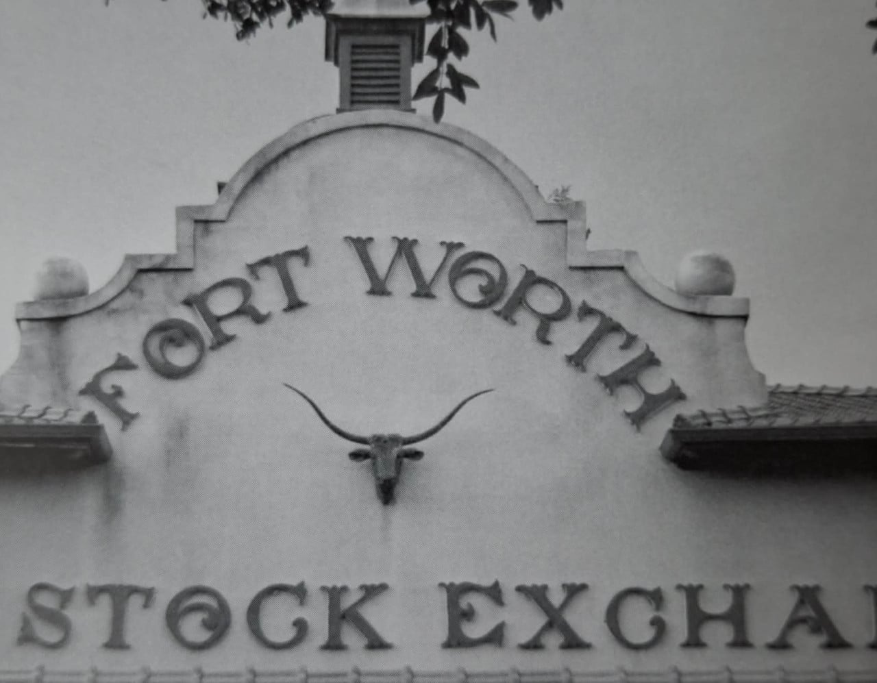 Socha býka  Molly, která zdobí průčelí budovy Livestock Exchange Building.