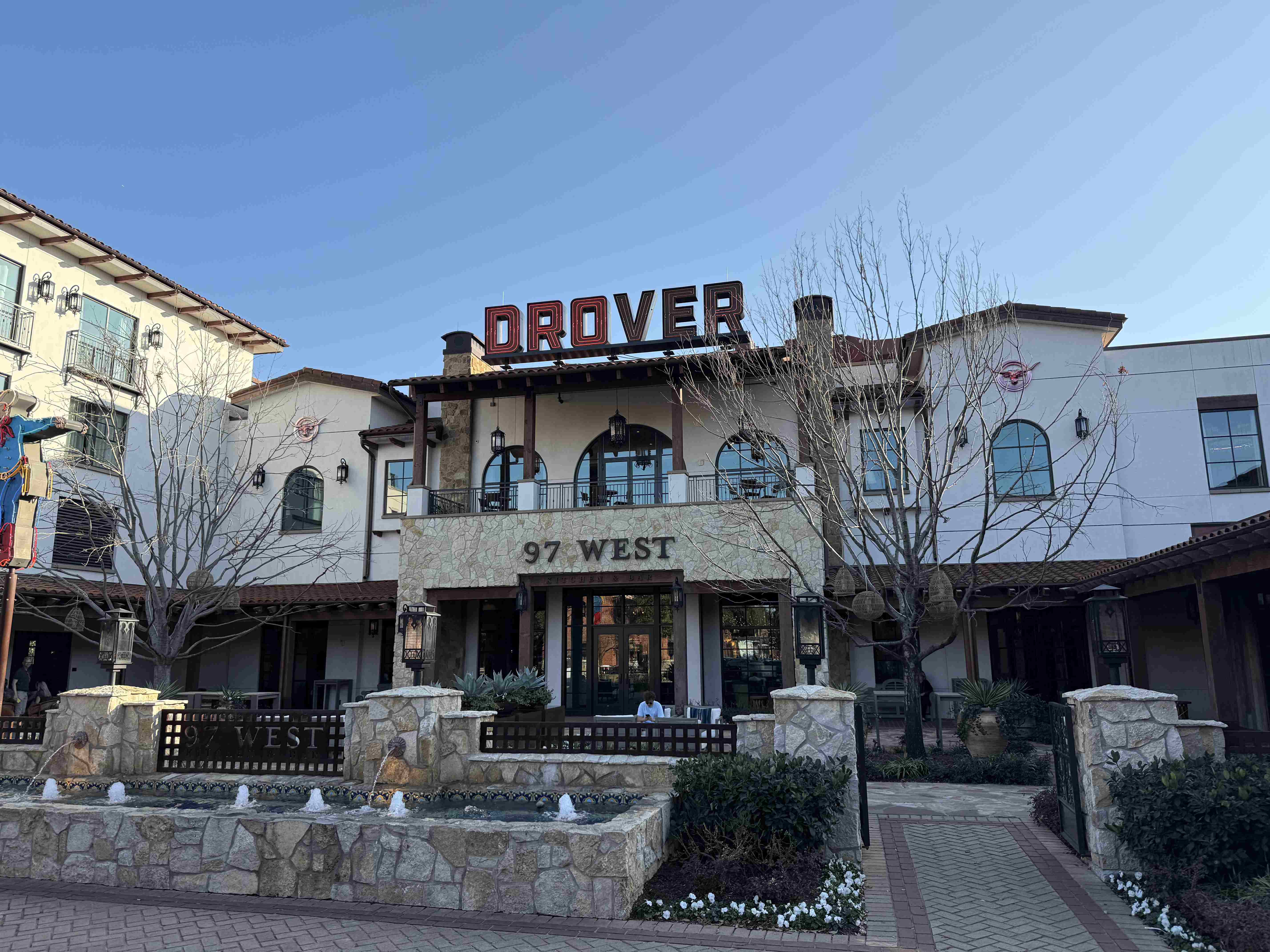 Budova Drover ve Stockyards, nápisy DROVER a 97 WEST nad vstupem