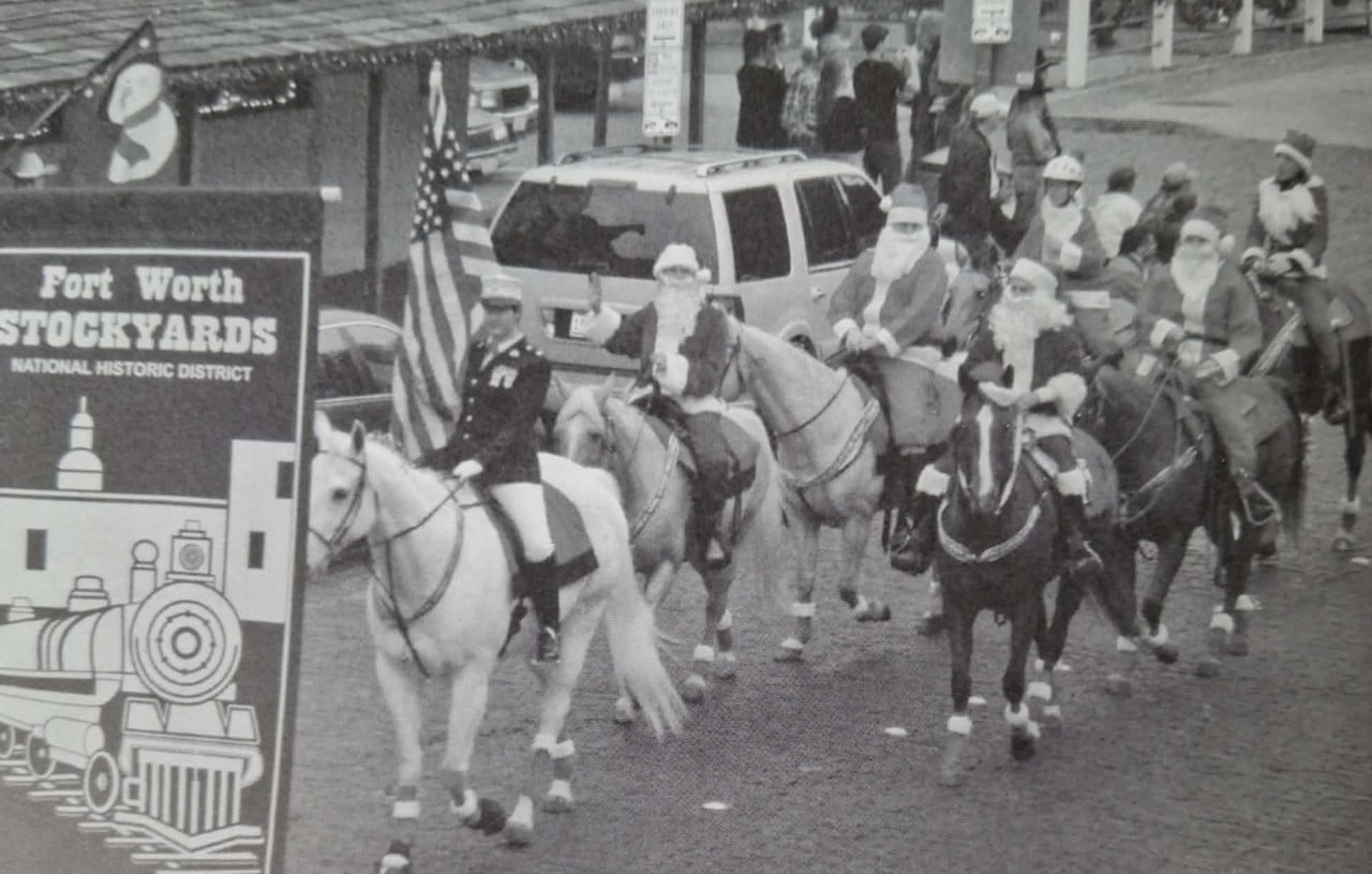 Santové při vánočním průvodu.