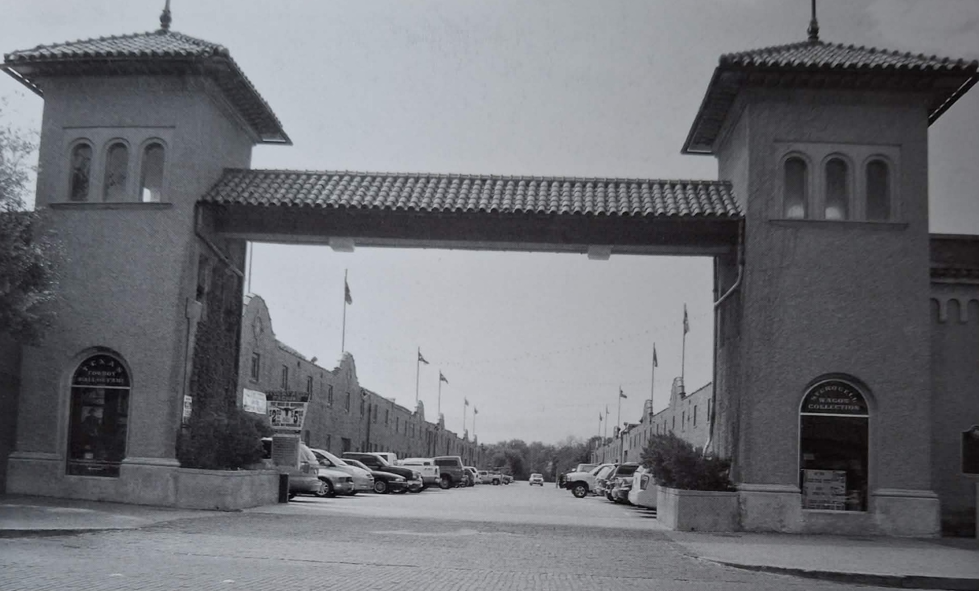 Věže lemují vstup z East Exchange Avenue do Rodeo Plaza.