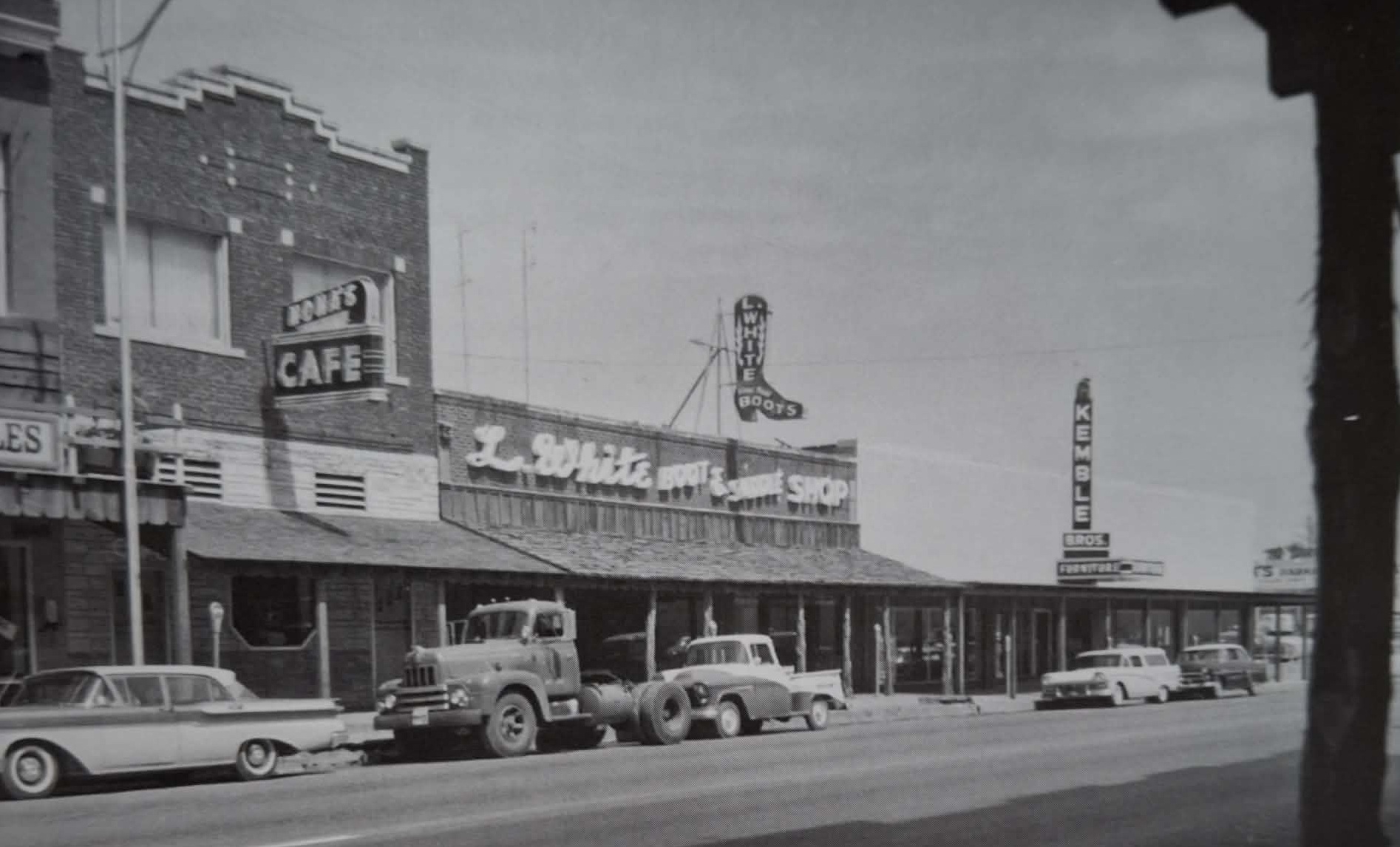 Na fotce cedule L. White Boot