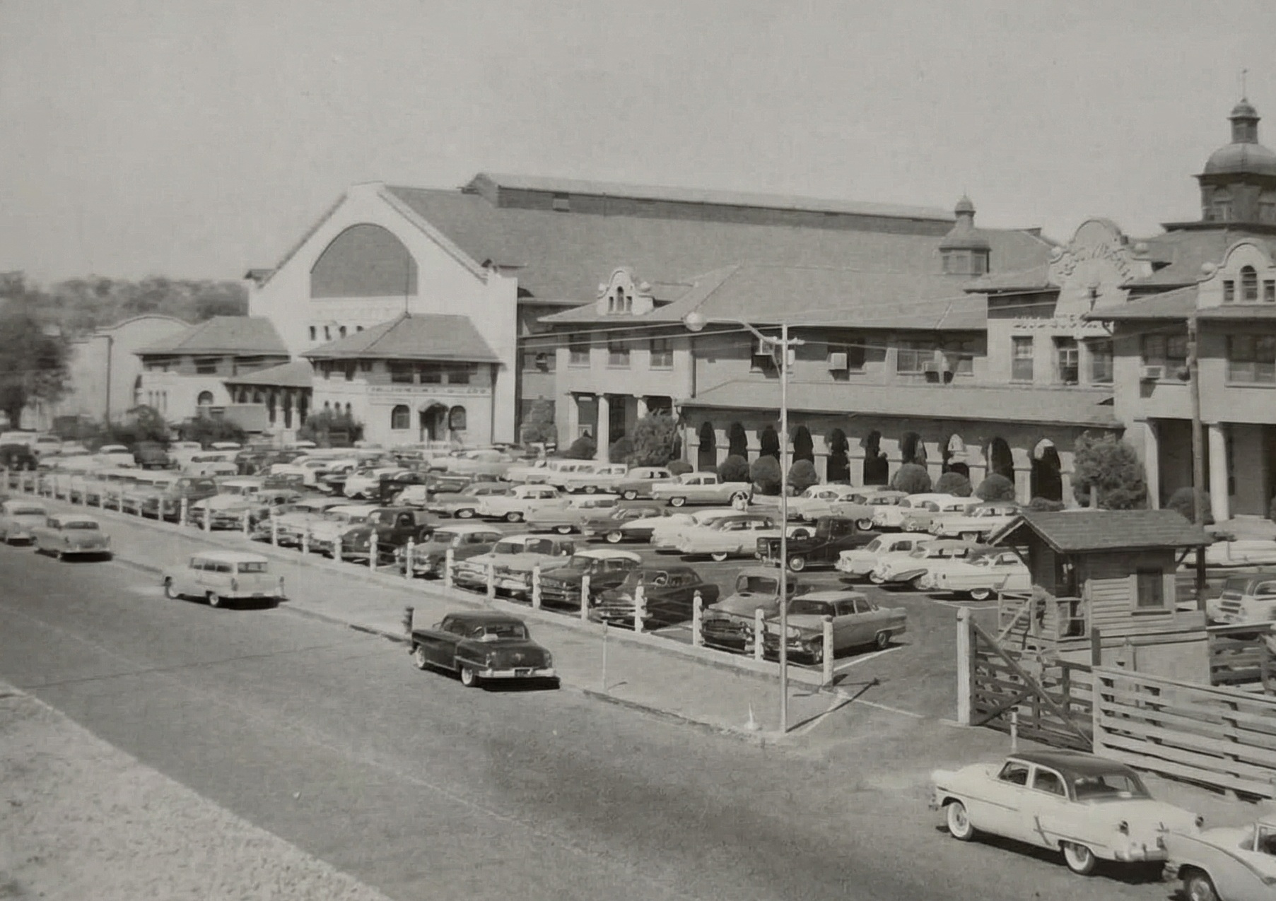 Parkovací místa před budovou Live Stock Exchange.