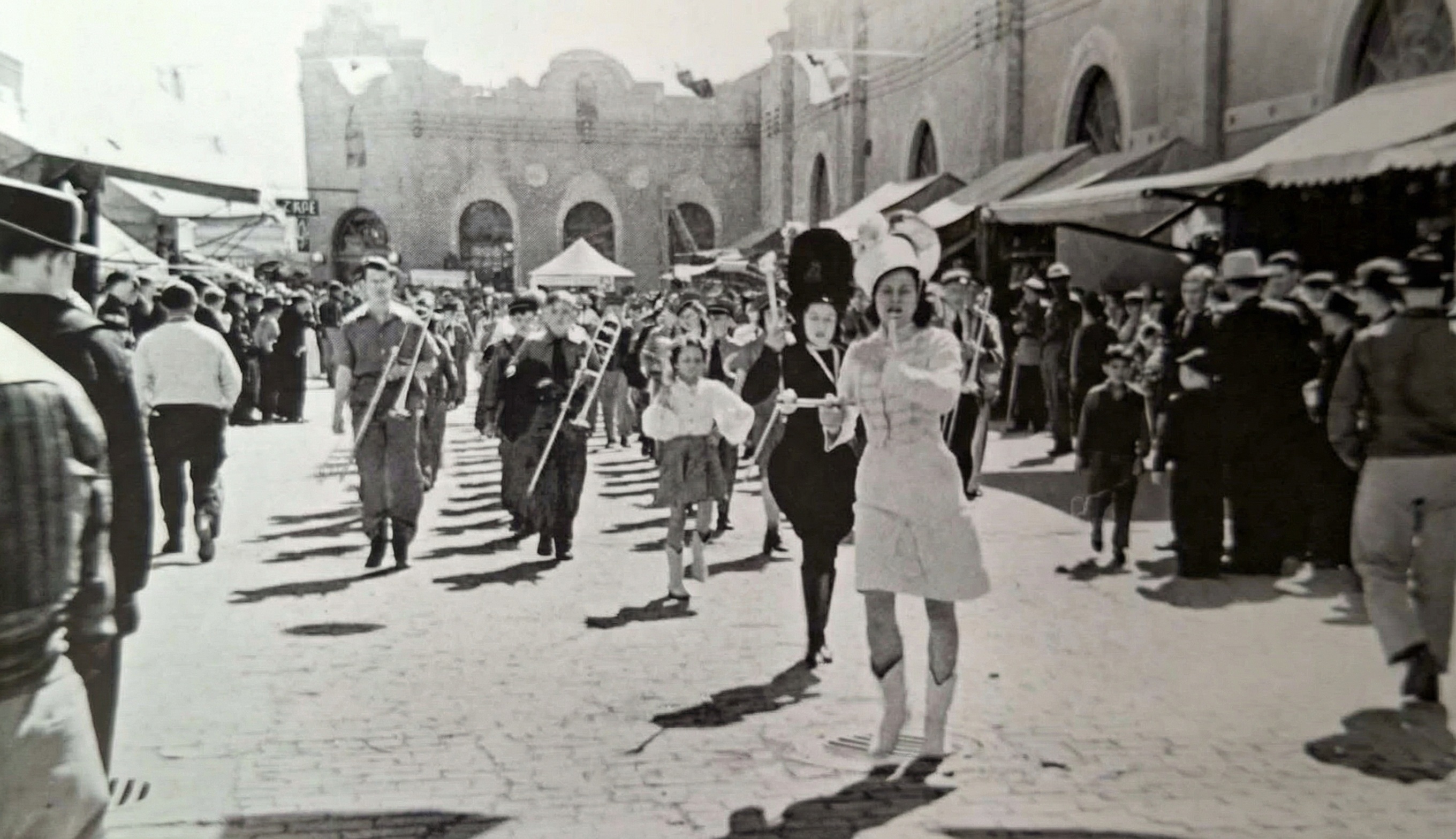 Průvod se školní kapelou.