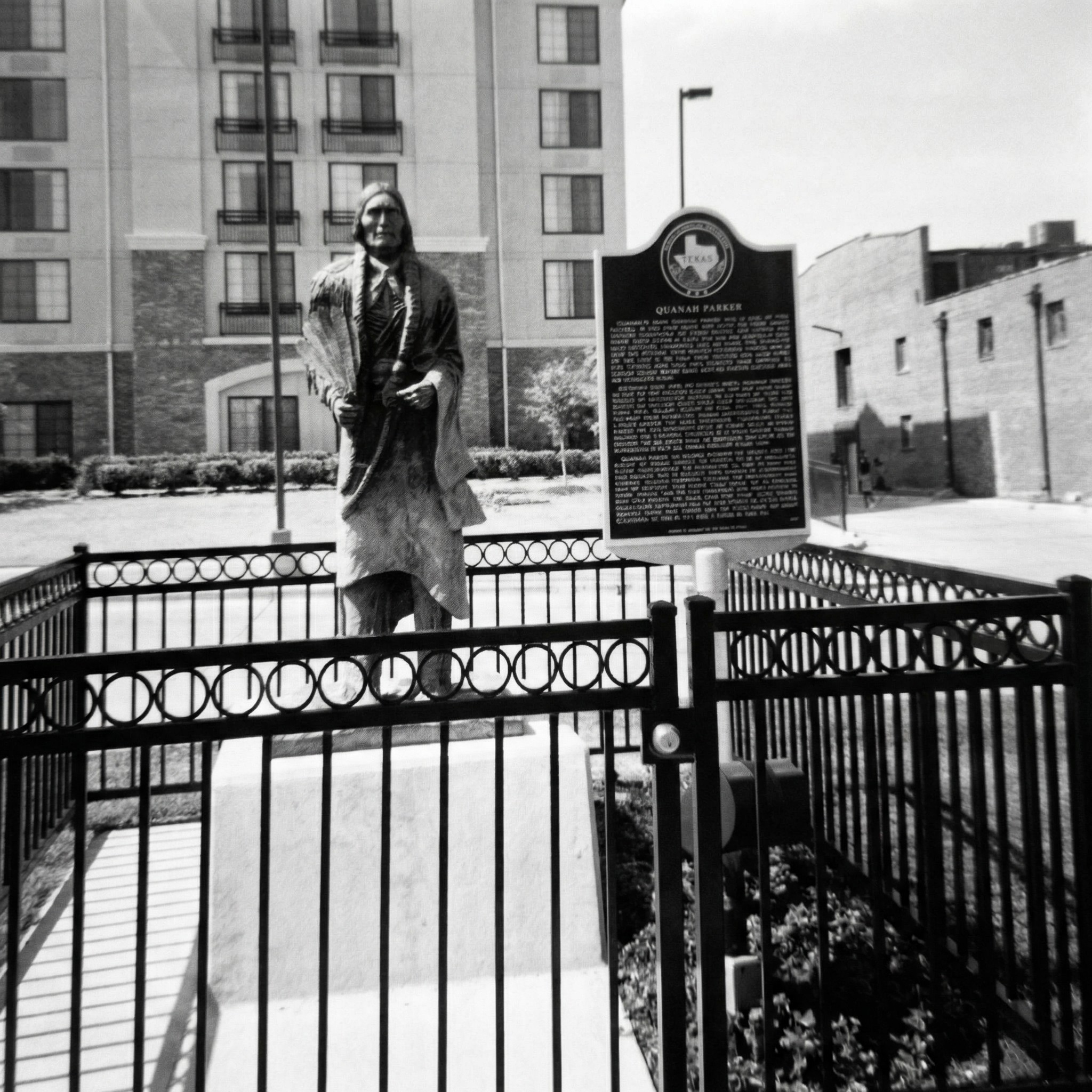 Socha náčelníka Quanaha Parkera.