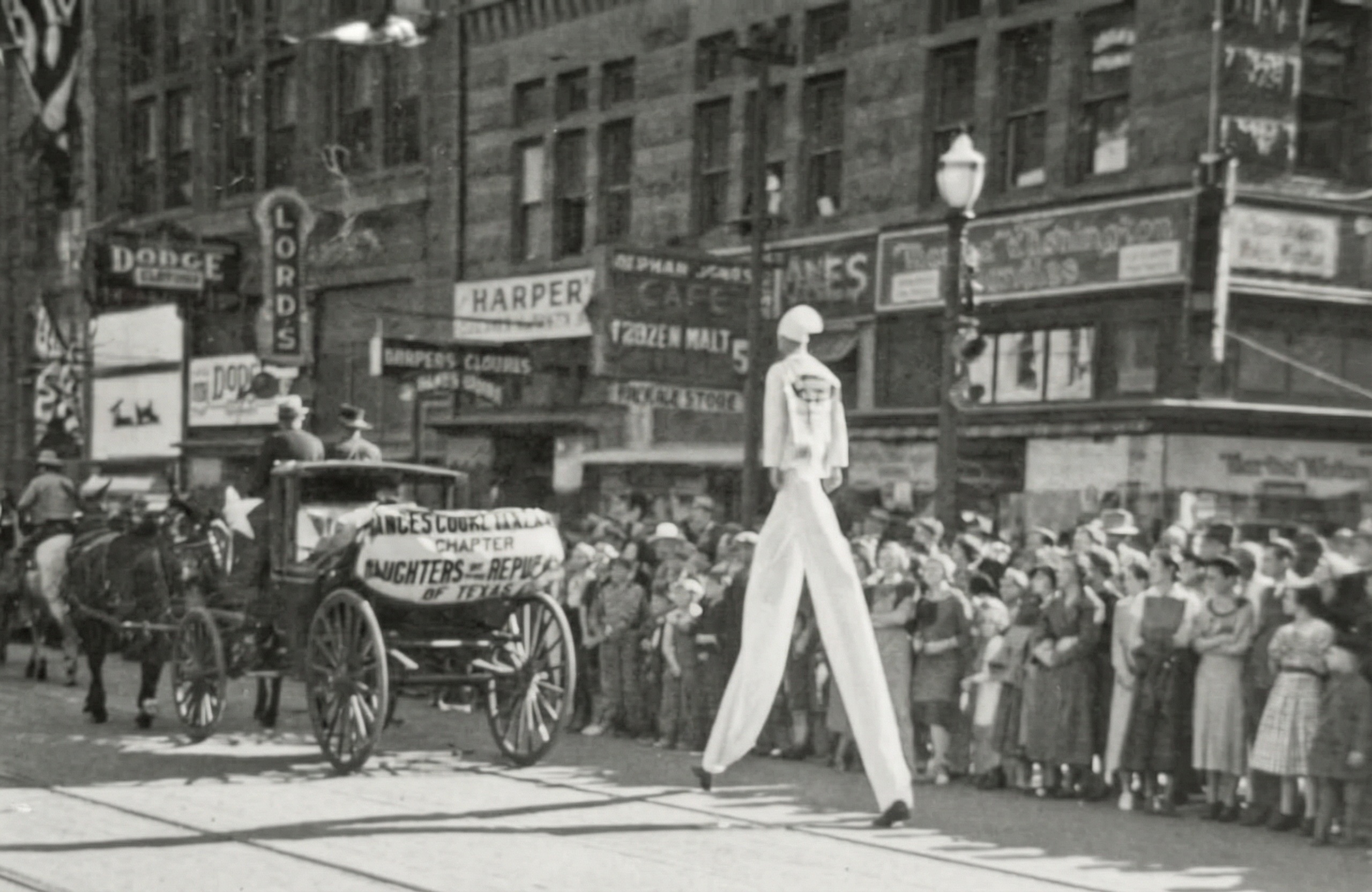Muž na chůdách během průvodu v březnu 1936.