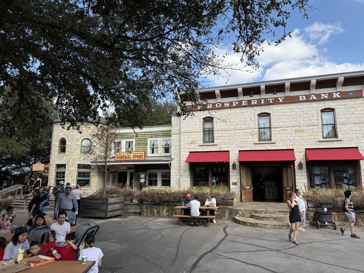 Divoký západ ve Fort Worth Zoo s budovami Prosperity Bank a General Store