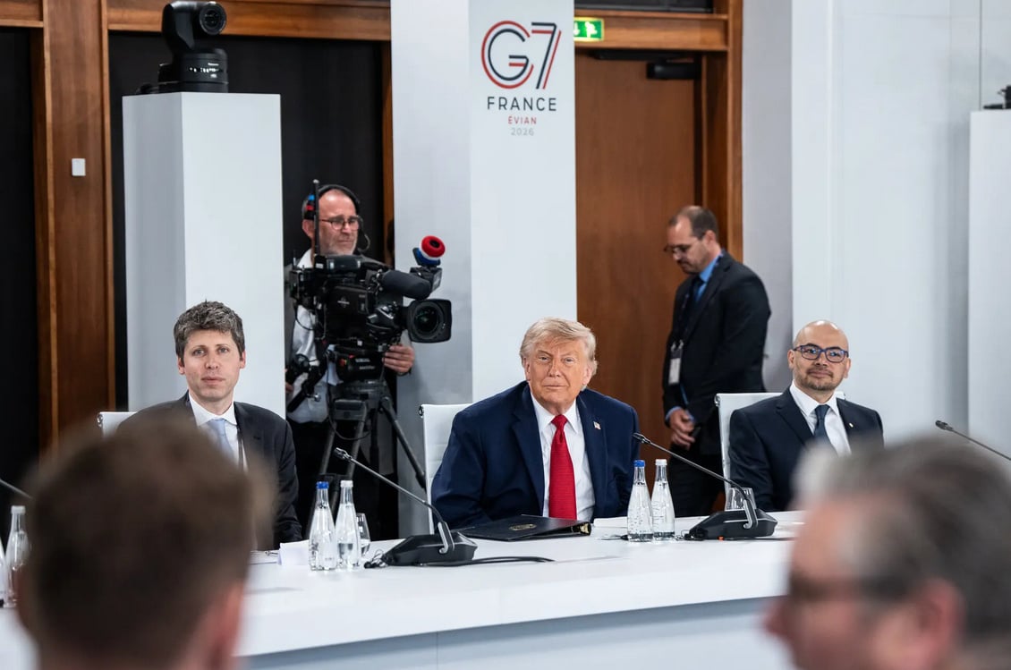 Donald Trump, Sam Altman a další účastníci u stolu na summitu G7 v Évianu.