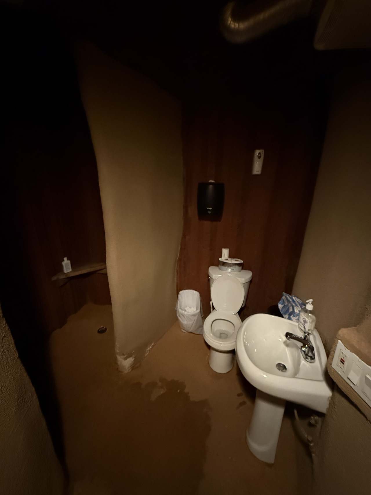 Malá koupelna v glampingovém stanu: toaleta, umyvadlo, sprcha a koš