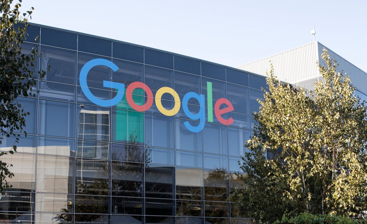 Alphabet zrychlil růst na 24 %, jenže výdaje na AI poprvé přebily příjem hotovosti