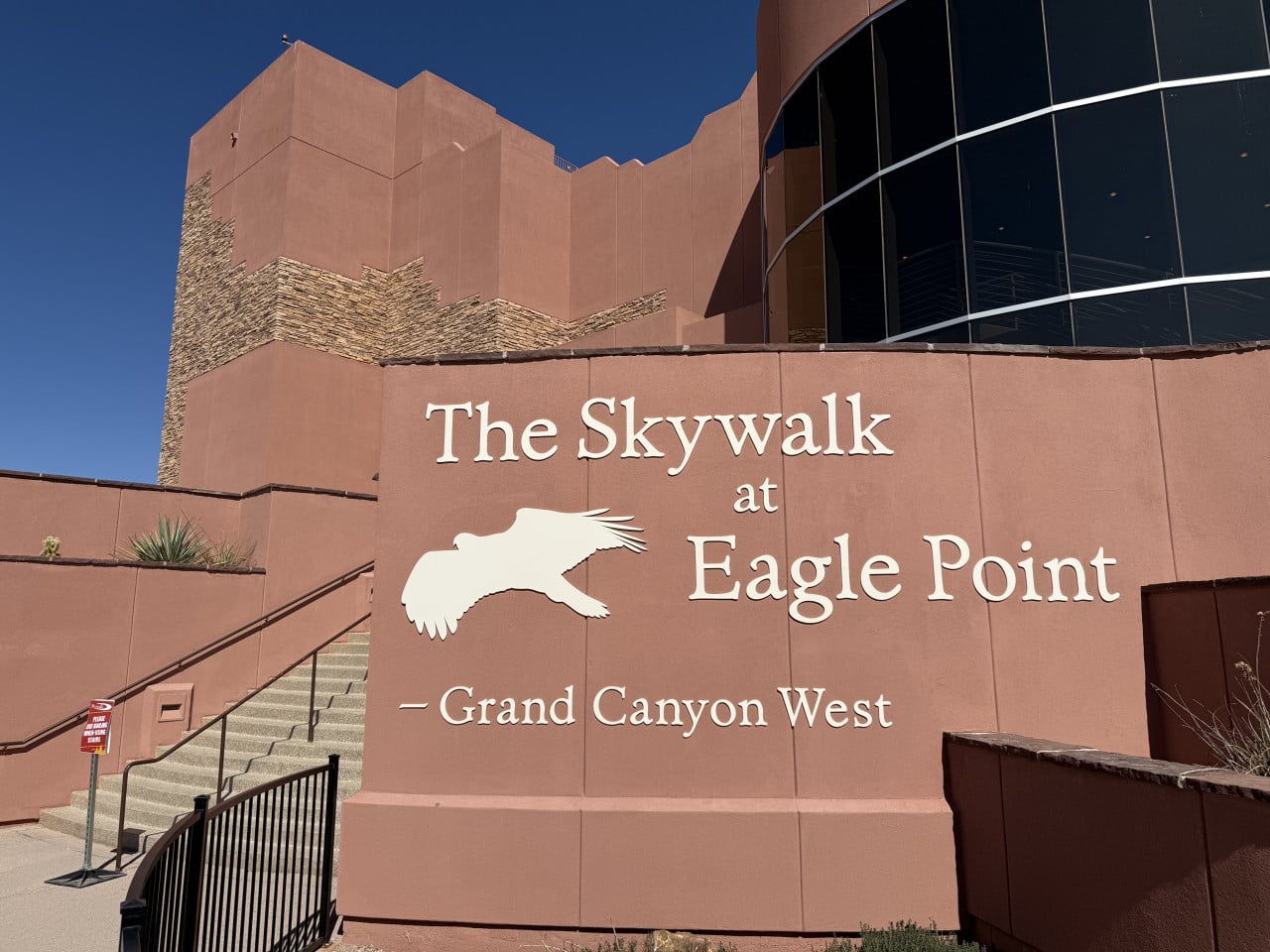 Budova Skywalk at Eagle Point v Grand Canyon West s nápisem a znakem orla.