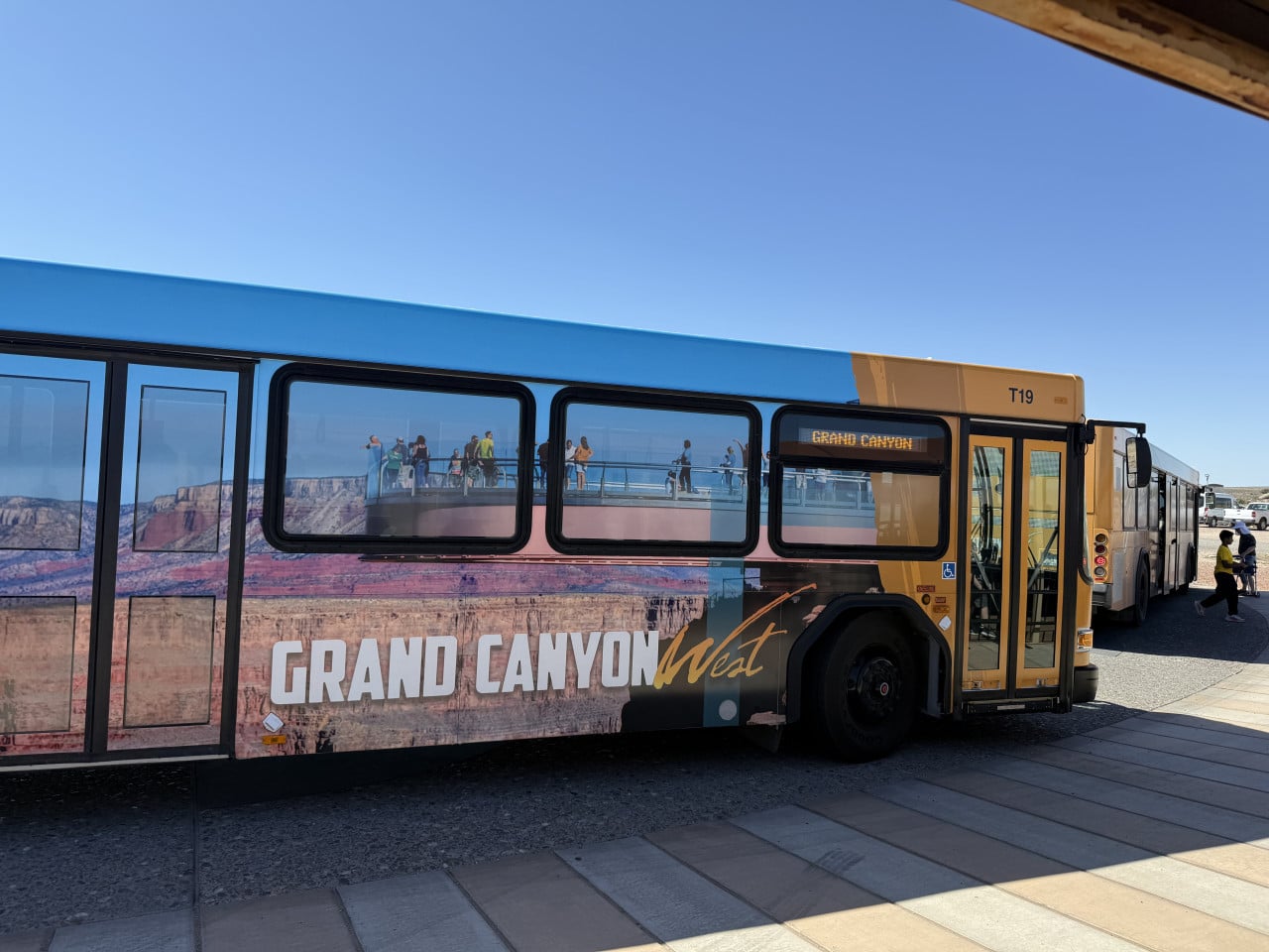 Autobus Grand Canyon West s nápisem Grand Canyon West u Skywalku