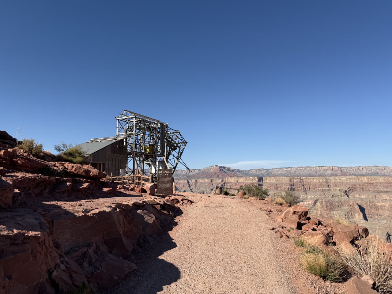 Pohled na Grand Canyon s vyhlídkou Guano Point a kovovou konstrukcí Skywalku.