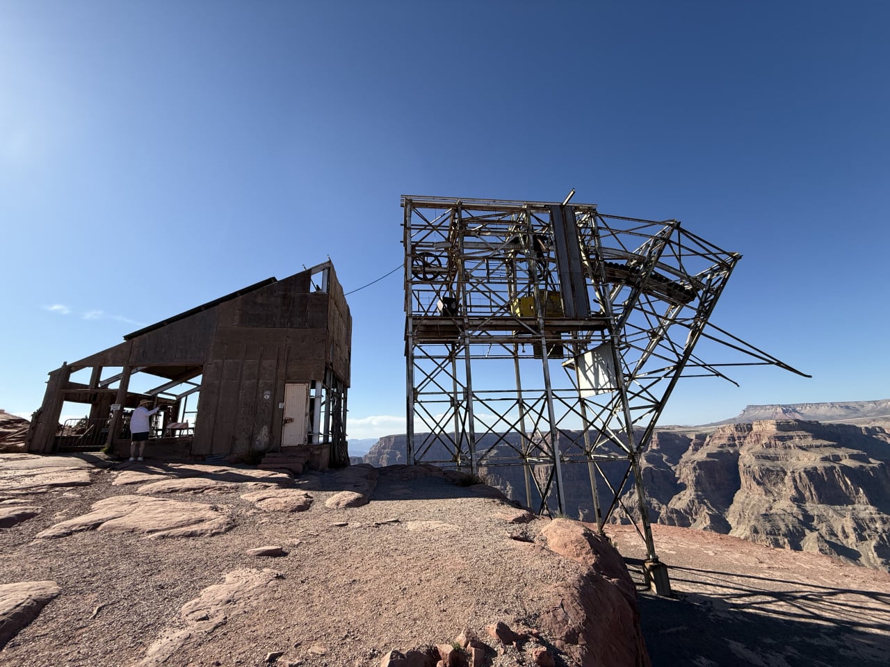 Rozestavěný kovový rám Skywalku na okraji Grand Canyonu s vyhlídkou.