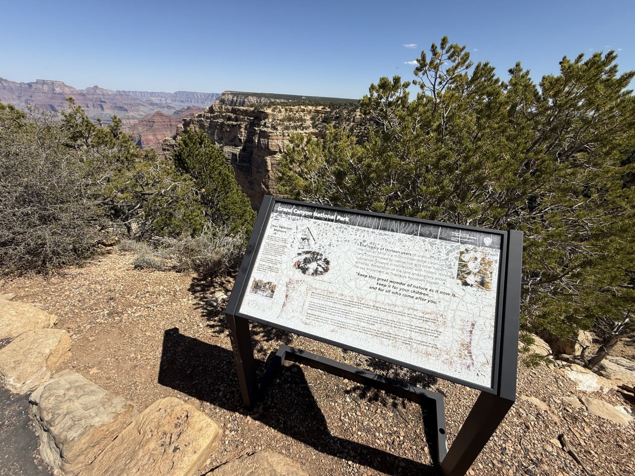 Informační panel Grand Canyon National Park u vyhlídky na kaňon a stromy