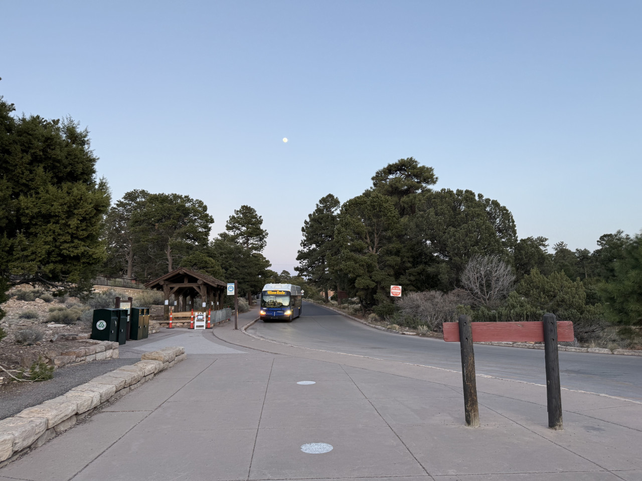 Autobus Village Route na silnici v Grand Canyon Village za ranního soumraku