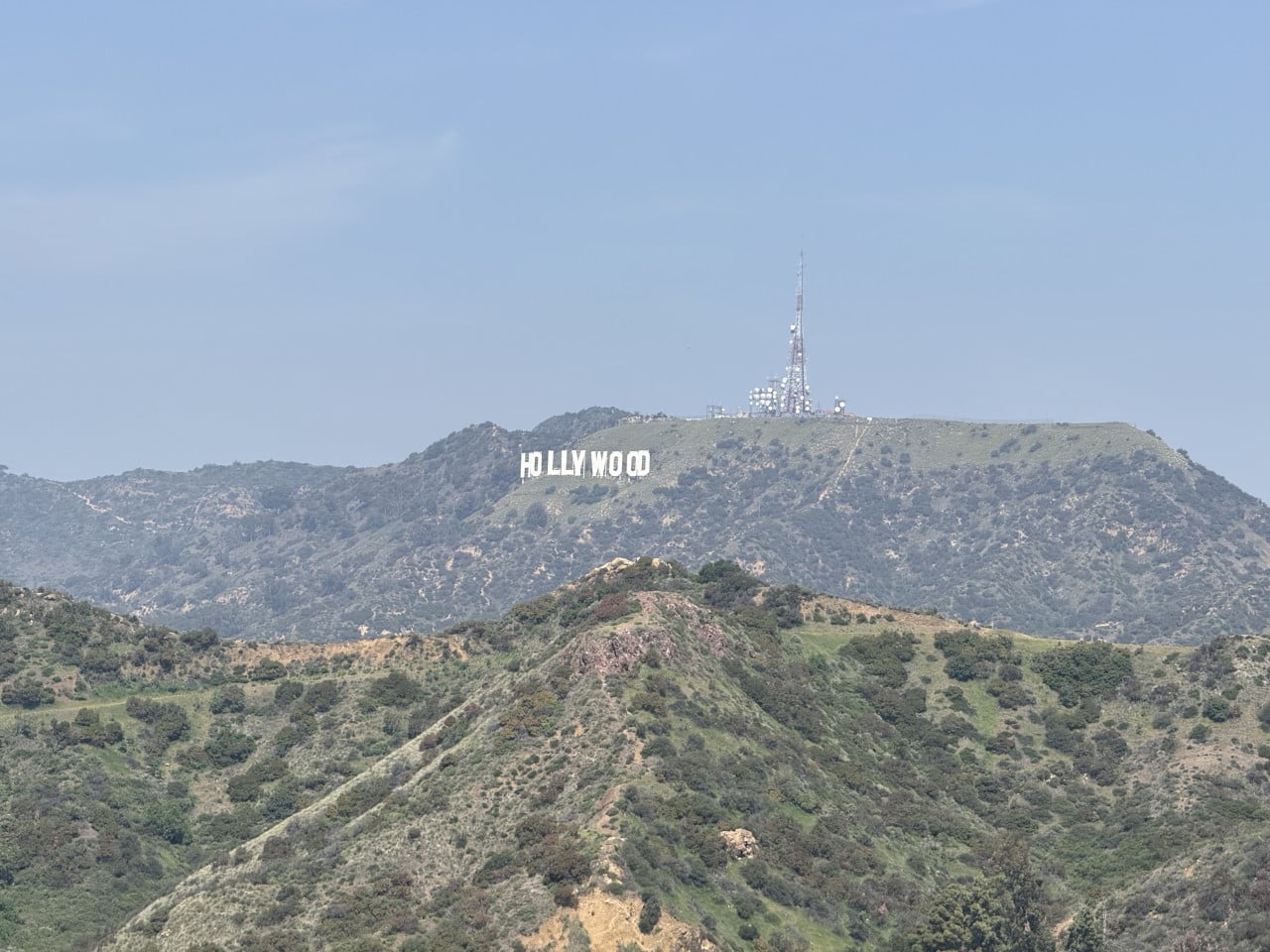 Výhled na Hollywood Sign a vysílací věž na kopci Mount Lee v Griffith Parku
