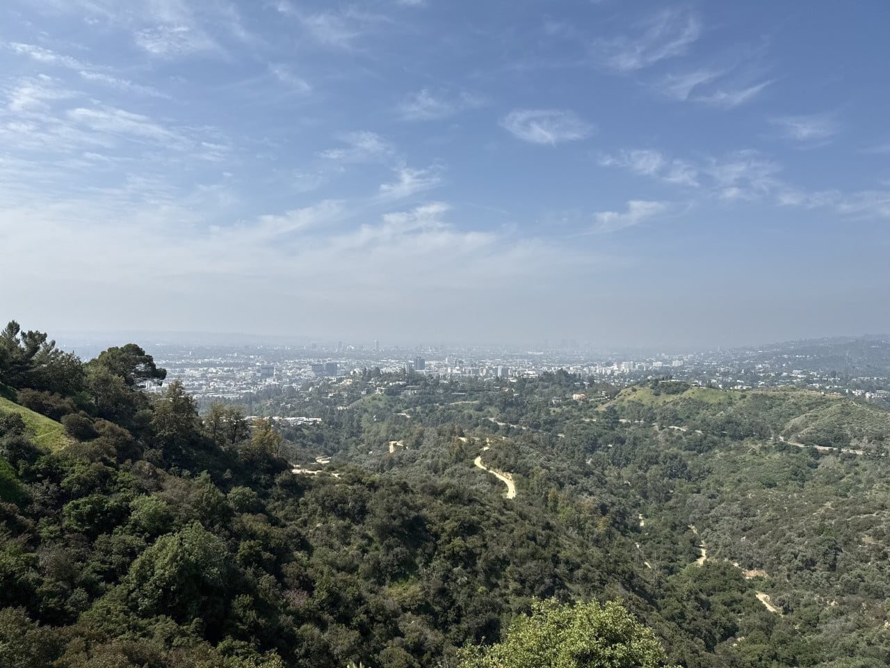Výhled z Griffith Observatory na Los Angeles a zalesněné kopce Griffith Parku