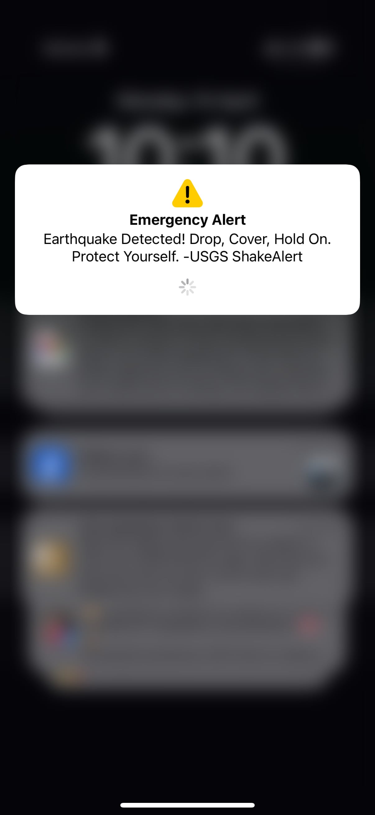 Mobilní obrazovka s hlášením Emergency Alert o zemětřesení.