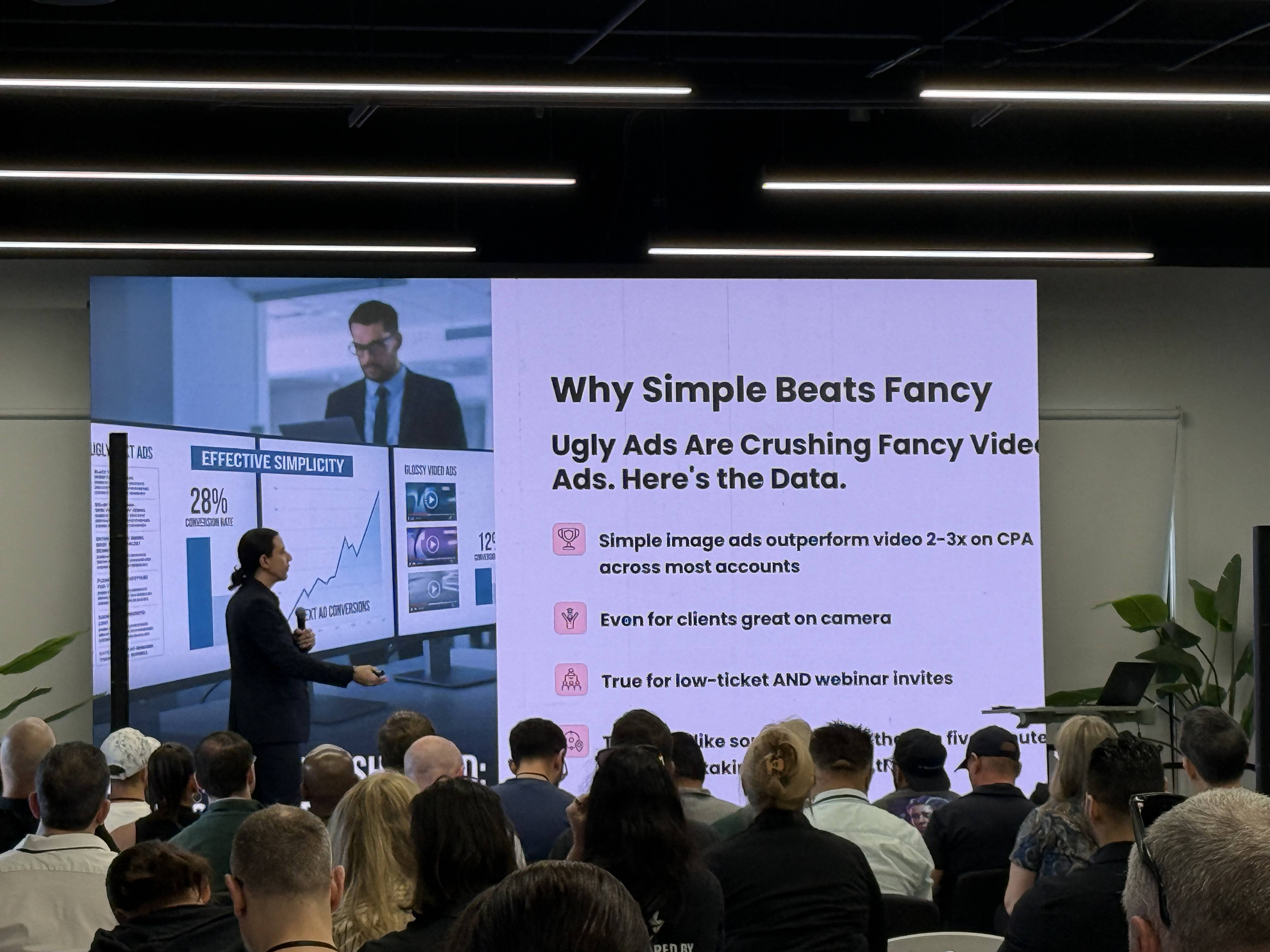 Přednášející na pódiu, na plátně Why Simple Beats Fancy, Ugly Ads Are Crushing