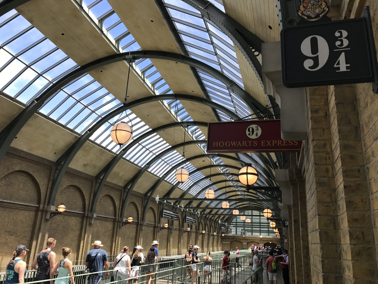 Hogsmeade stanice Hogwarts Express s návštěvníky a tabulí 9 a 3/4