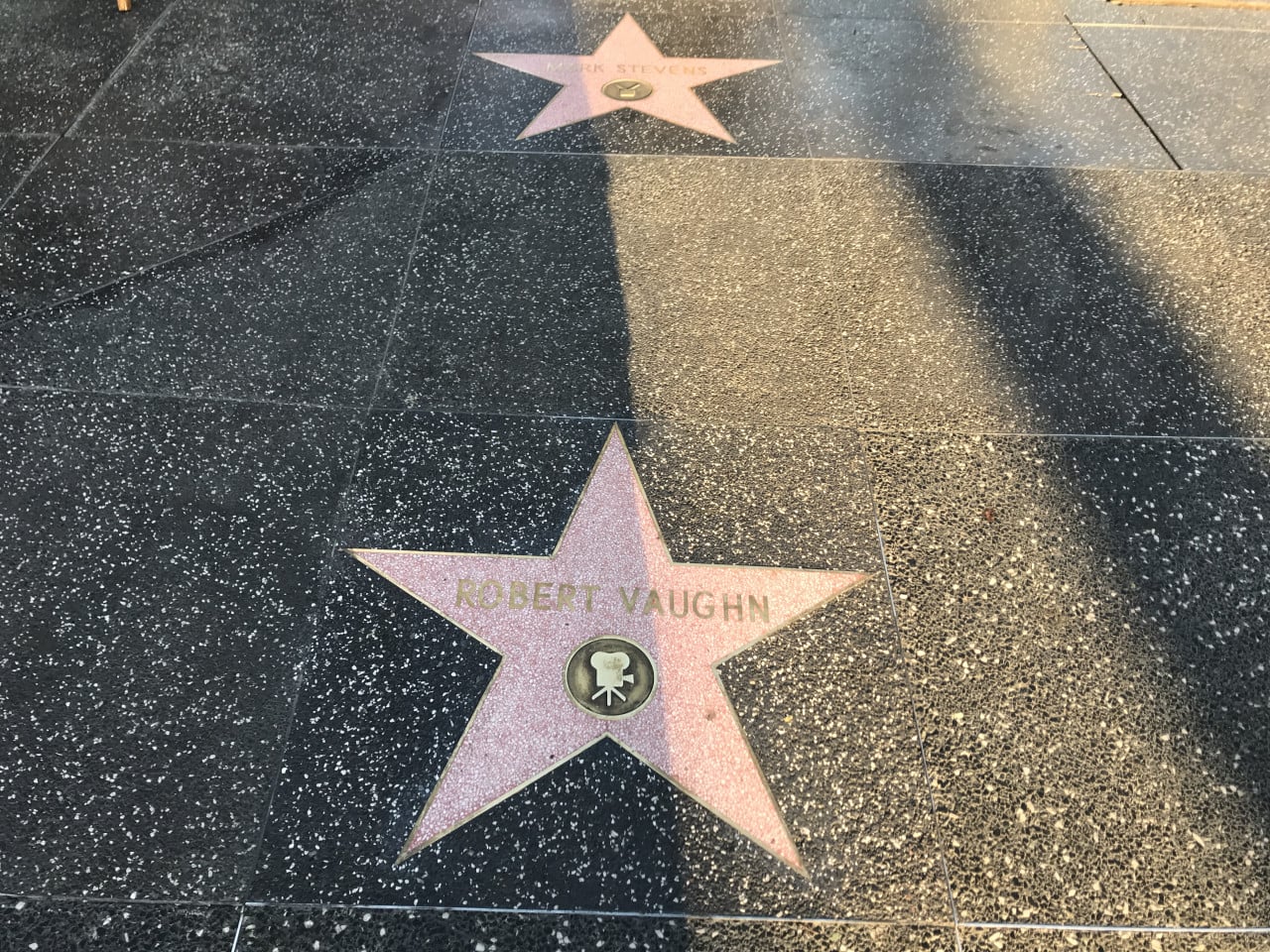 Hvězdy na Hollywood Walk of Fame s jmény Robert Vaughn a Rick Stevens