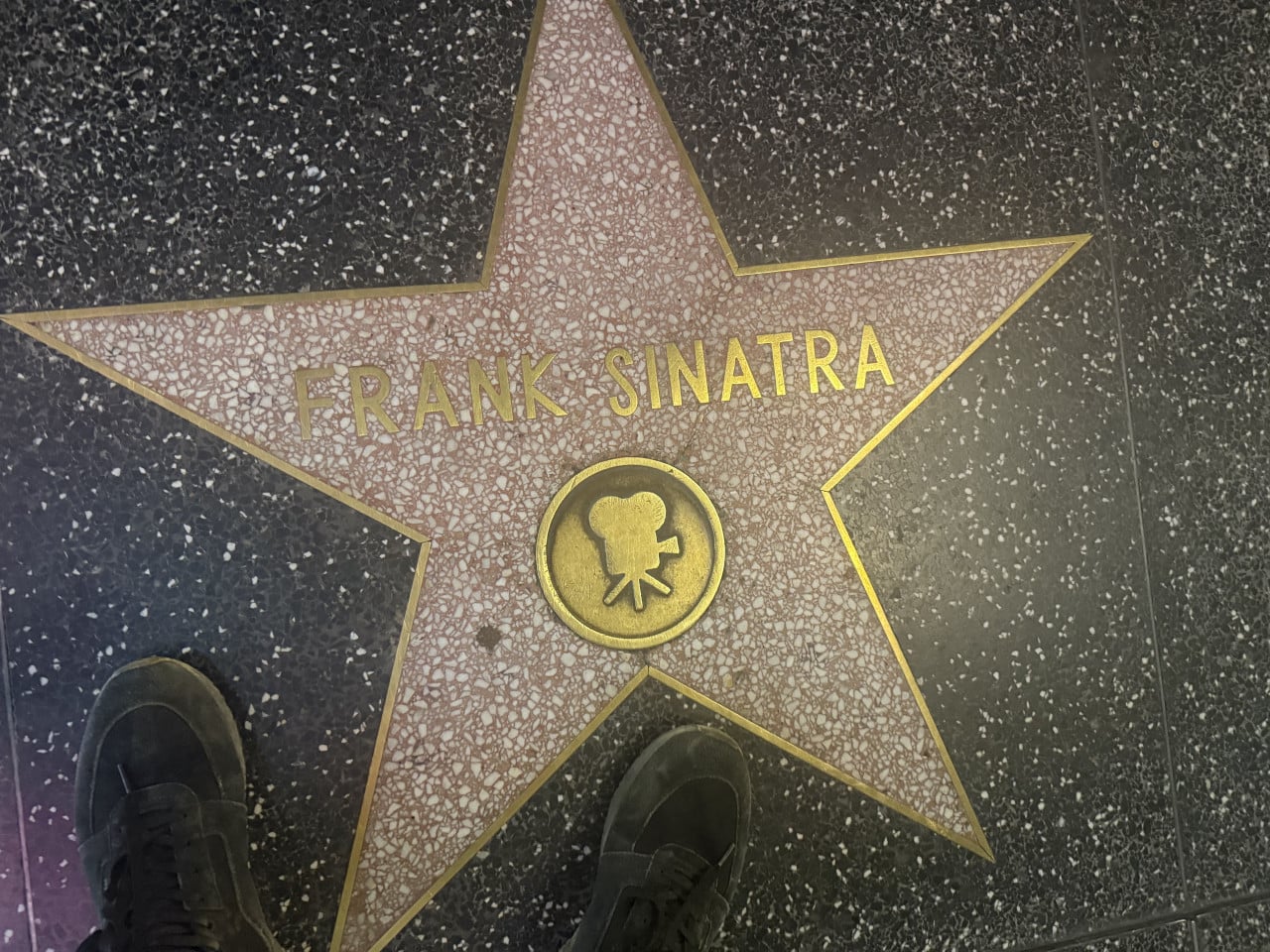 Hvězda Franka Sinatry na Hollywoodském chodníku slávy, dole vidět boty návštěvníka
