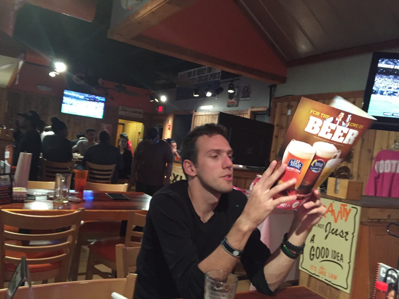 Muž v restauraci čte menu s nápisem FOR THE LOVE OF BEER, BEER.