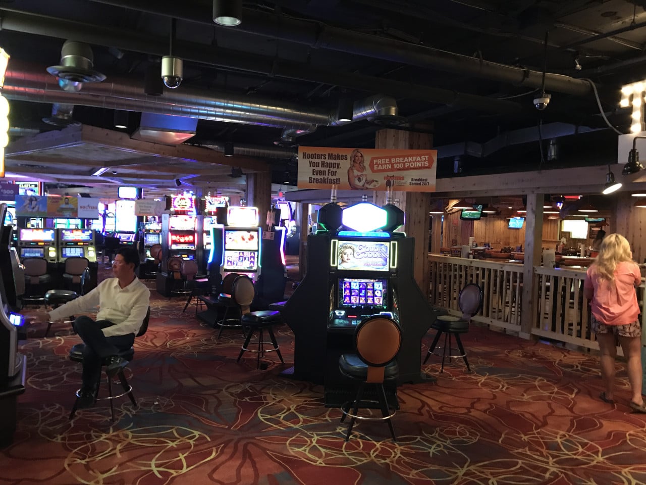 Herní automaty v kasinu, banner Hooters Makes You Happy, Even For Breakfast! FREE BREAKFAST.