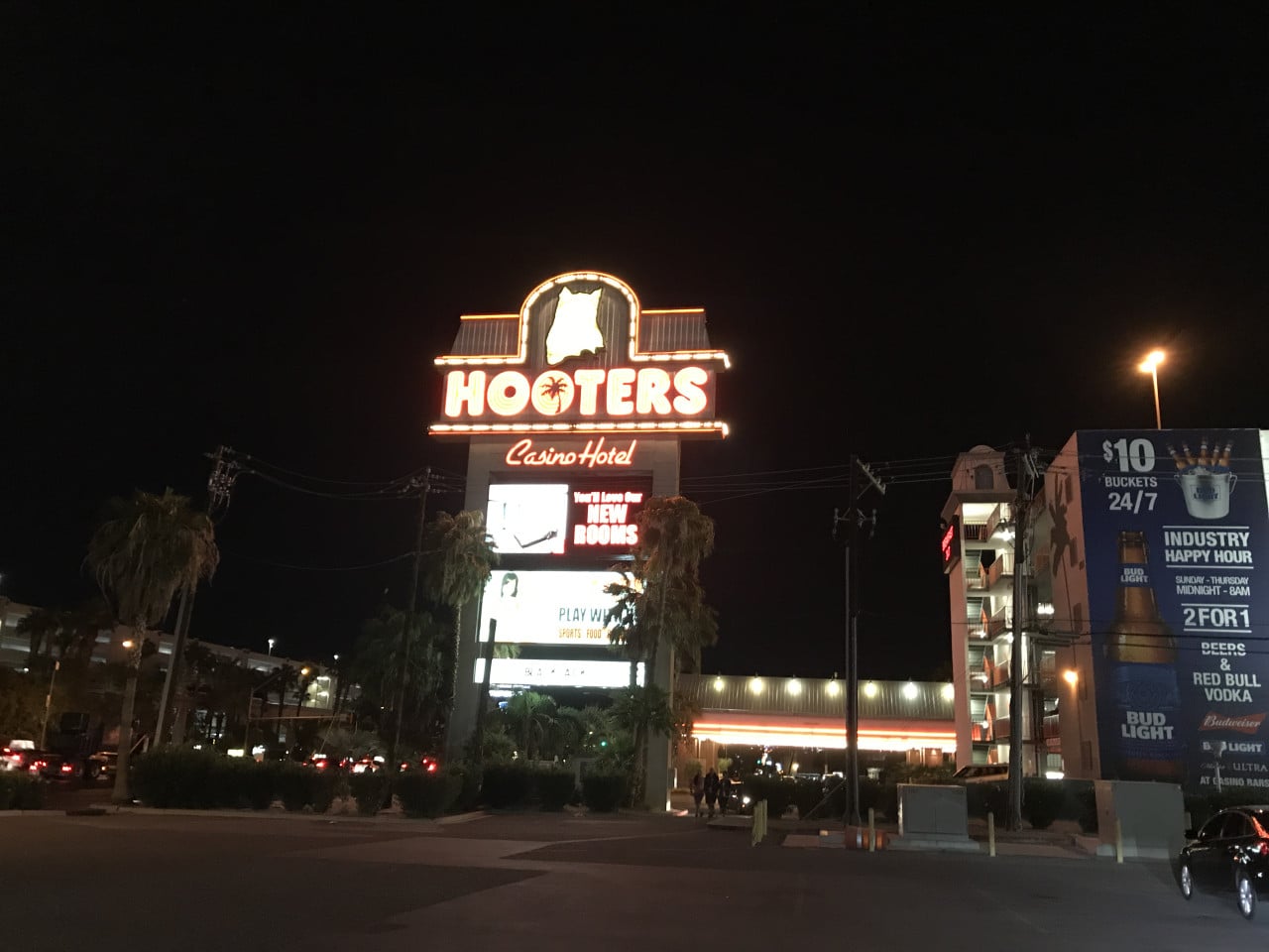 Noční pohled na neonový nápis HOOTERS Casino Hotel a tabuli NEW ROOMS