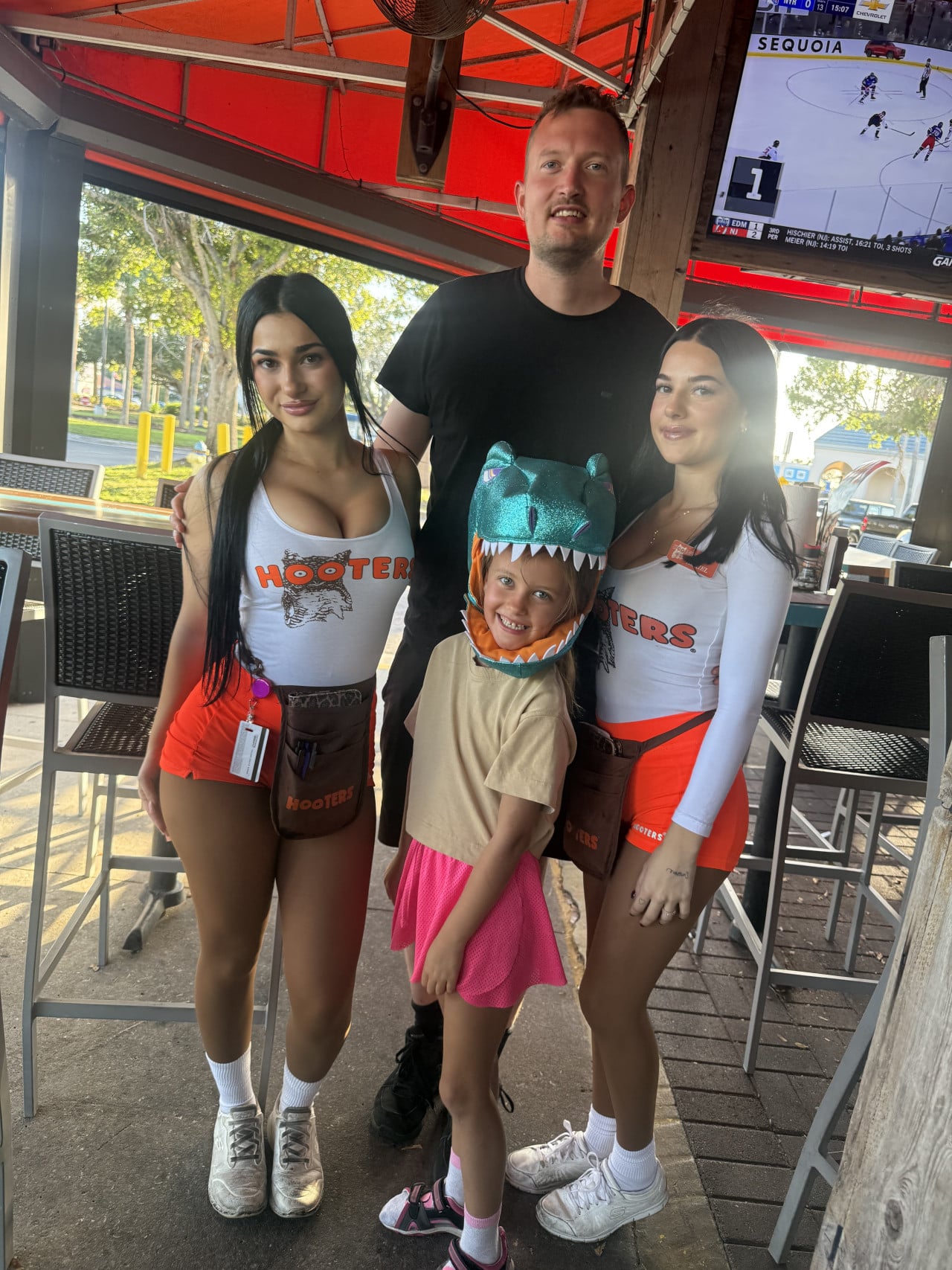 Muž se dvěma servírkami Hooters a dítětem v dinosauří helmě, TV SEQUOIA